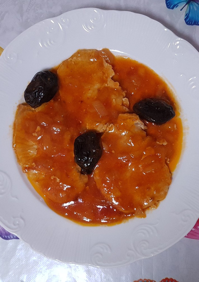 Una foto de Lomo con ciruelas