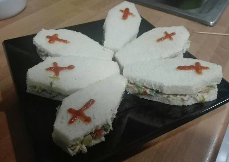 Steps to Make Speedy Sándwiches tumba para Halloween