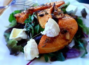 Une photo de Salade de potiron rôti au chèvre