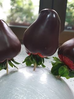 Una foto de *Fresas cubiertas de Chocolate y Sprinkles*