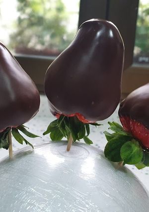 Una foto de *Fresas cubiertas de Chocolate y Sprinkles*