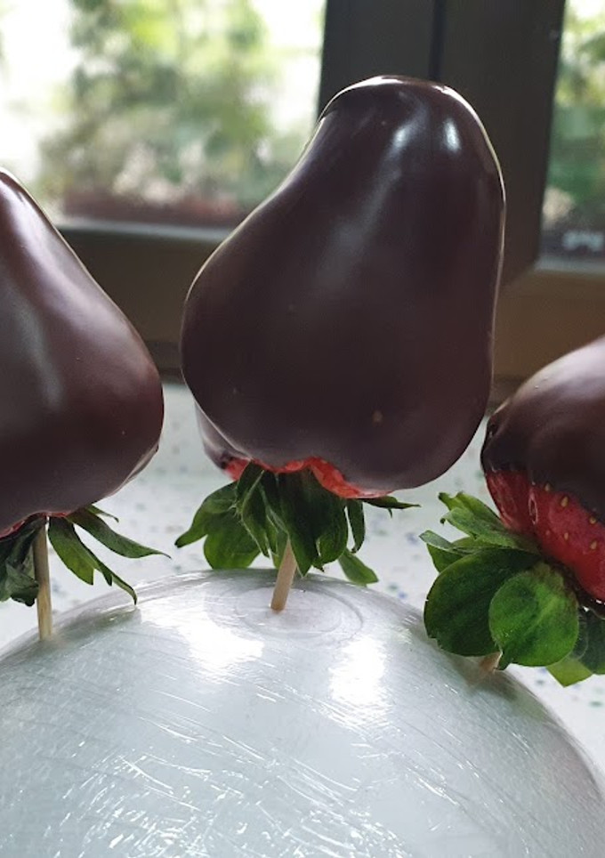 Una foto de *Fresas cubiertas de Chocolate y Sprinkles*