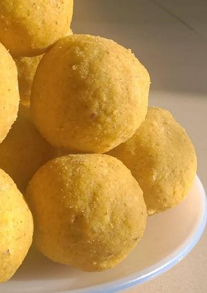 A picture of Besan ladoo.