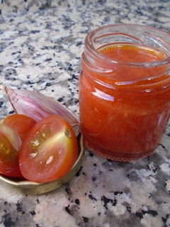 Una foto de Salsa de tomate casera al ajo