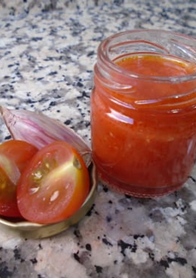Una foto de Salsa de tomate casera al ajo