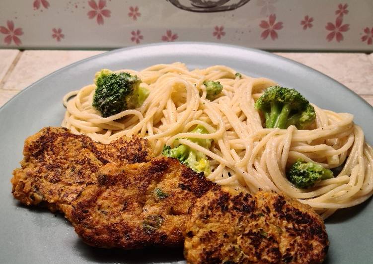 Tejszínes-brokkolis spagetti, hagymalepénnyel