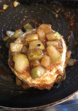 Una foto de Camembert, jengibre y pera