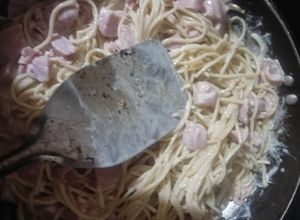 Una foto de Spaghetti blanco cremosito con jamón 😋 👌