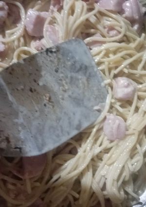 Una foto de Spaghetti blanco cremosito con jamón 😋 👌