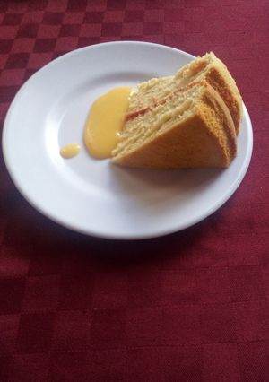 A picture of Victoria sandwich with custard sauce.