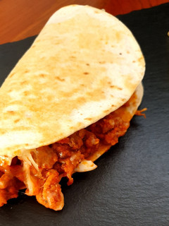 Una foto de Taco de carne picada y huevo duro