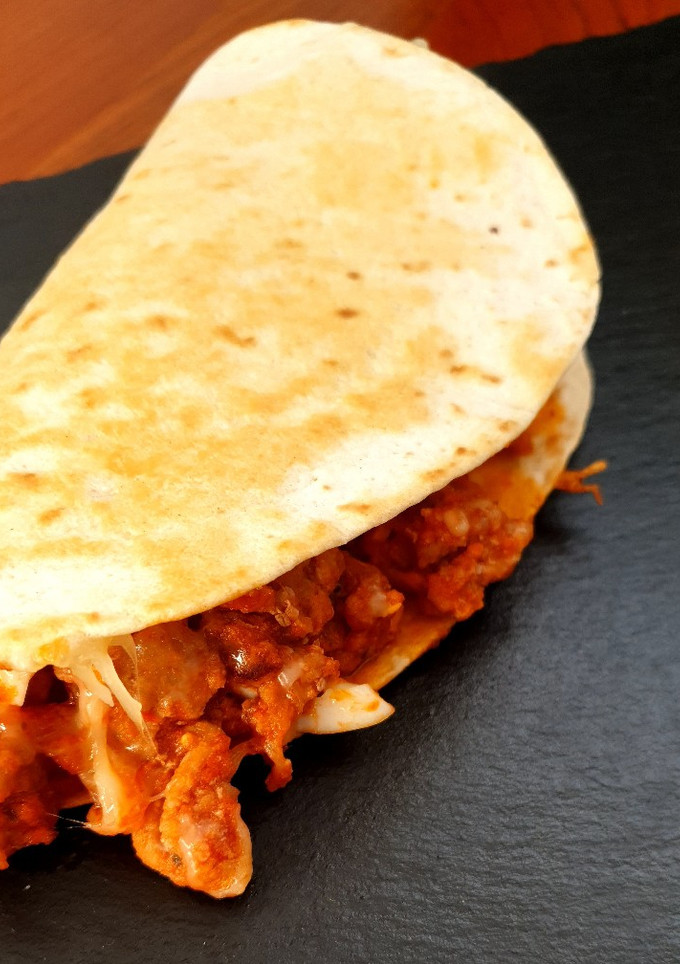 Una foto de Taco de carne picada y huevo duro