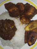 Albóndigas de pollo, arroz y plátano frito