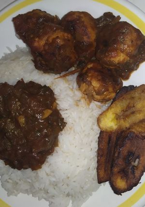 Una foto de Albóndigas de pollo, arroz y plátano frito