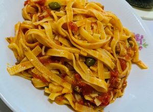 O poză a rețetei Tagliatelle cu sos de roșii, ton și capere !.
