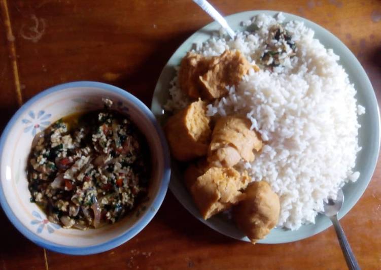 Rice and moimoi with vegetable egg sauce