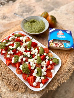 Una foto de Ensalada de fresas, tomates y queso Keos