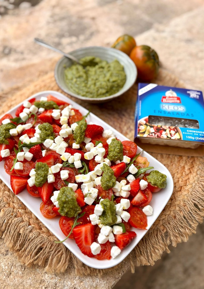 Una foto de Ensalada de fresas, tomates y queso Keos