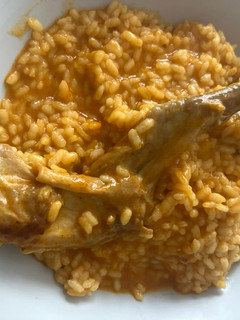 Una foto de Arroz con conejo al ron