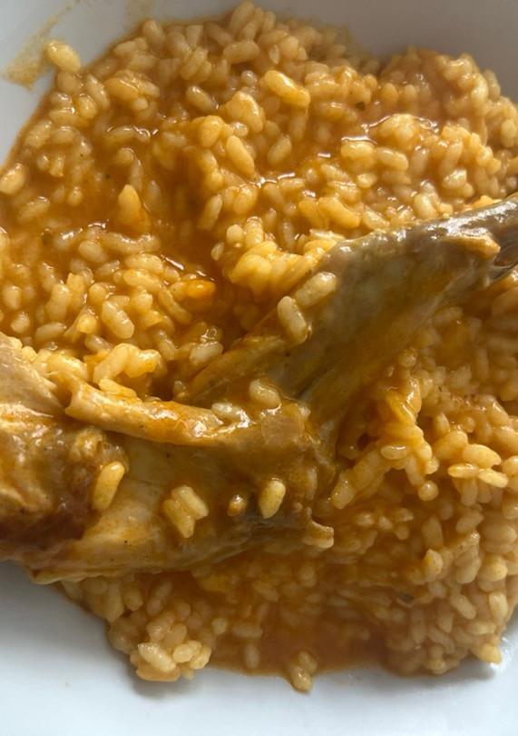 Una foto de Arroz con conejo al ron