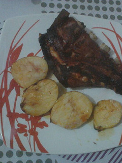 Una foto de Costillas adobadas de cerdo con papas