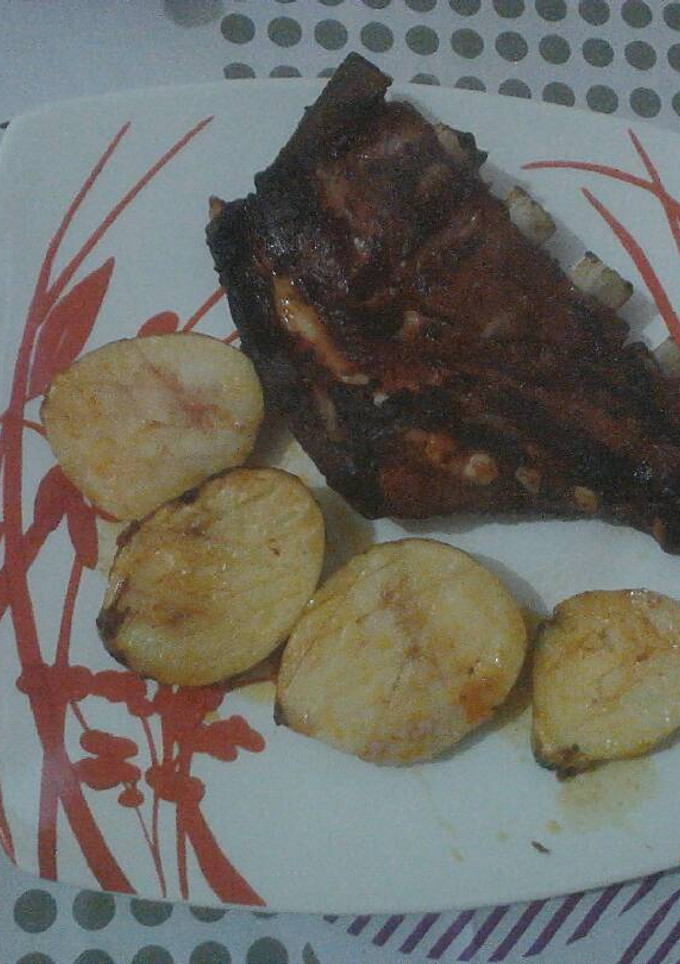 Una foto de Costillas adobadas de cerdo con papas