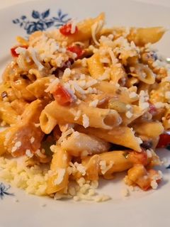 Tejszínes csirke tésztával, zöldségekkel glutén- és laktózmentesen recept fotója