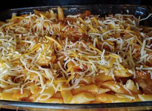 Una foto de Macarrons amb pilotes amb tomatiga i 4 formatges al forn