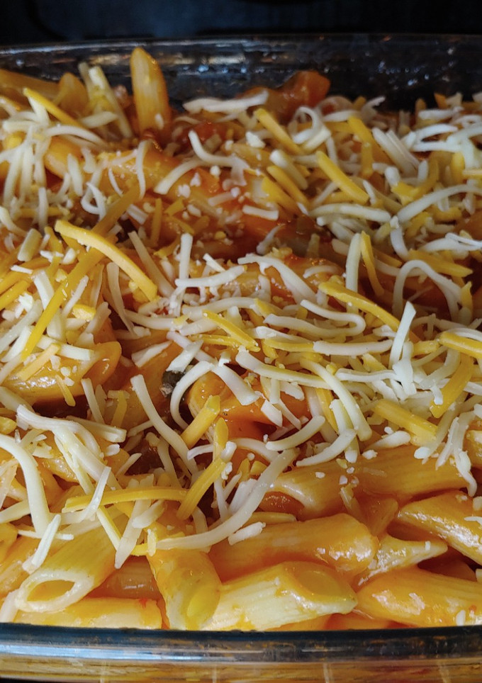 Una foto de Macarrons amb pilotes amb tomatiga i 4 formatges al forn