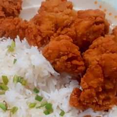 A picture of Fried rice with popcorn chicken.