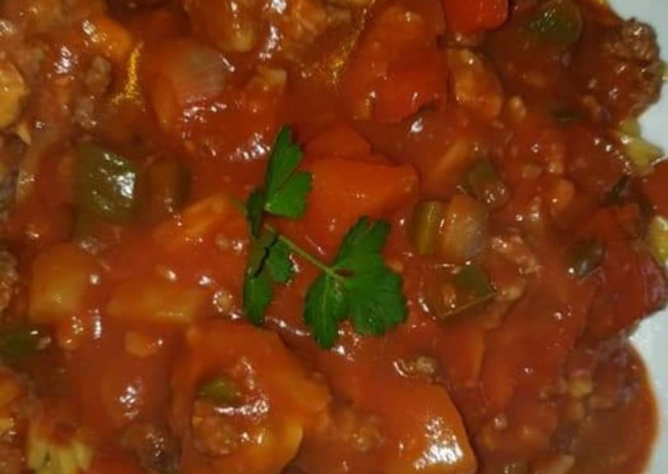 Albóndigas con salsa y fideos