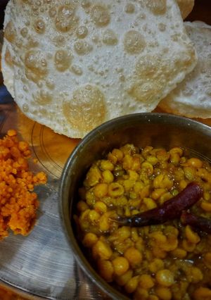 মিষ্টি ছোলার ডাল ও লুচি (mishti chhola daal luchi recipe in Bengali) রেসিপির প্রধান ছবি