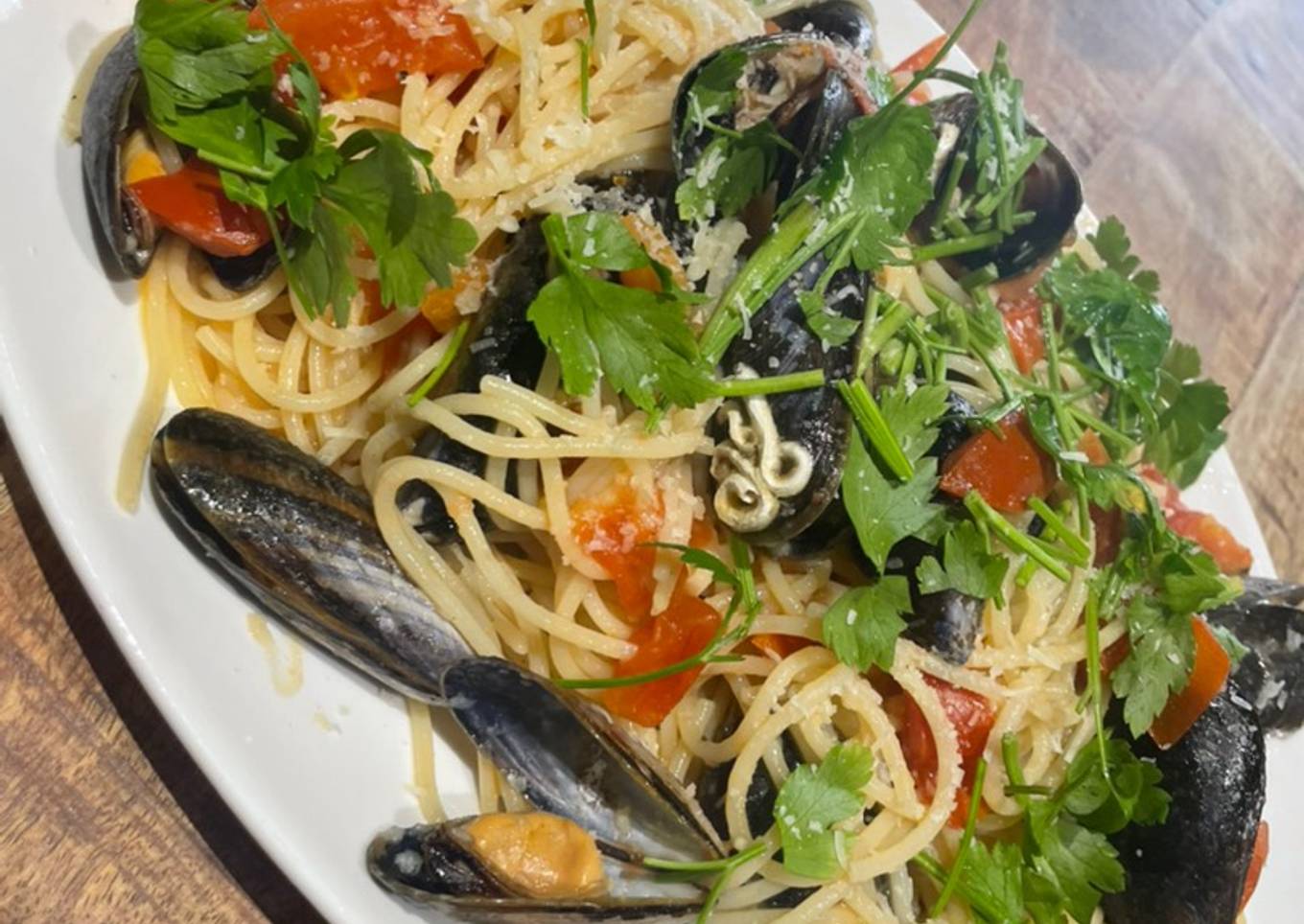 Spaghetti of tomato and mussels