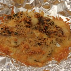 A picture of 芝士蒜蓉烤鰈魚 (Garlic Cheese with White Flounder Fish).