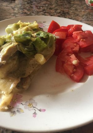 Una foto de Milhojas de papa y berenjena con salsa de puerros a la crema