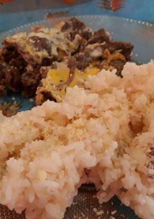 Una foto de Hígado con huevo y arroz con queso 👌