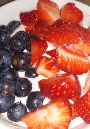 Foto principal de Queso fresco batido con arándanos y fresas