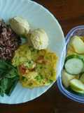 Ayam rebus dan telur dadar (menu untuk diet)