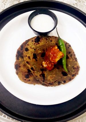 A picture of Dal Wala Paratha.