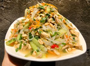 Hình của món Nộm gà.