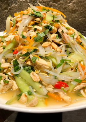 Hình của món Nộm gà.