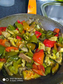 Una foto de Setas salteadas con pimientos😋