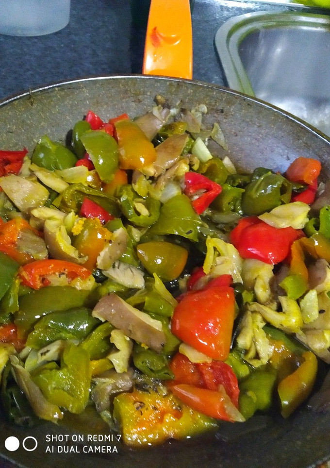 Una foto de Setas salteadas con pimientos😋