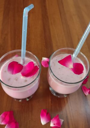 રોઝ મિલ્ક શેક (Rose milk shake recipe in Gujarati) રેસીપી મુખ્ય ફોટો