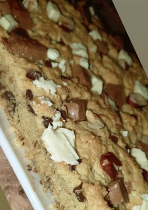 Une photo de Mega cookie 3 chocolat / noisette