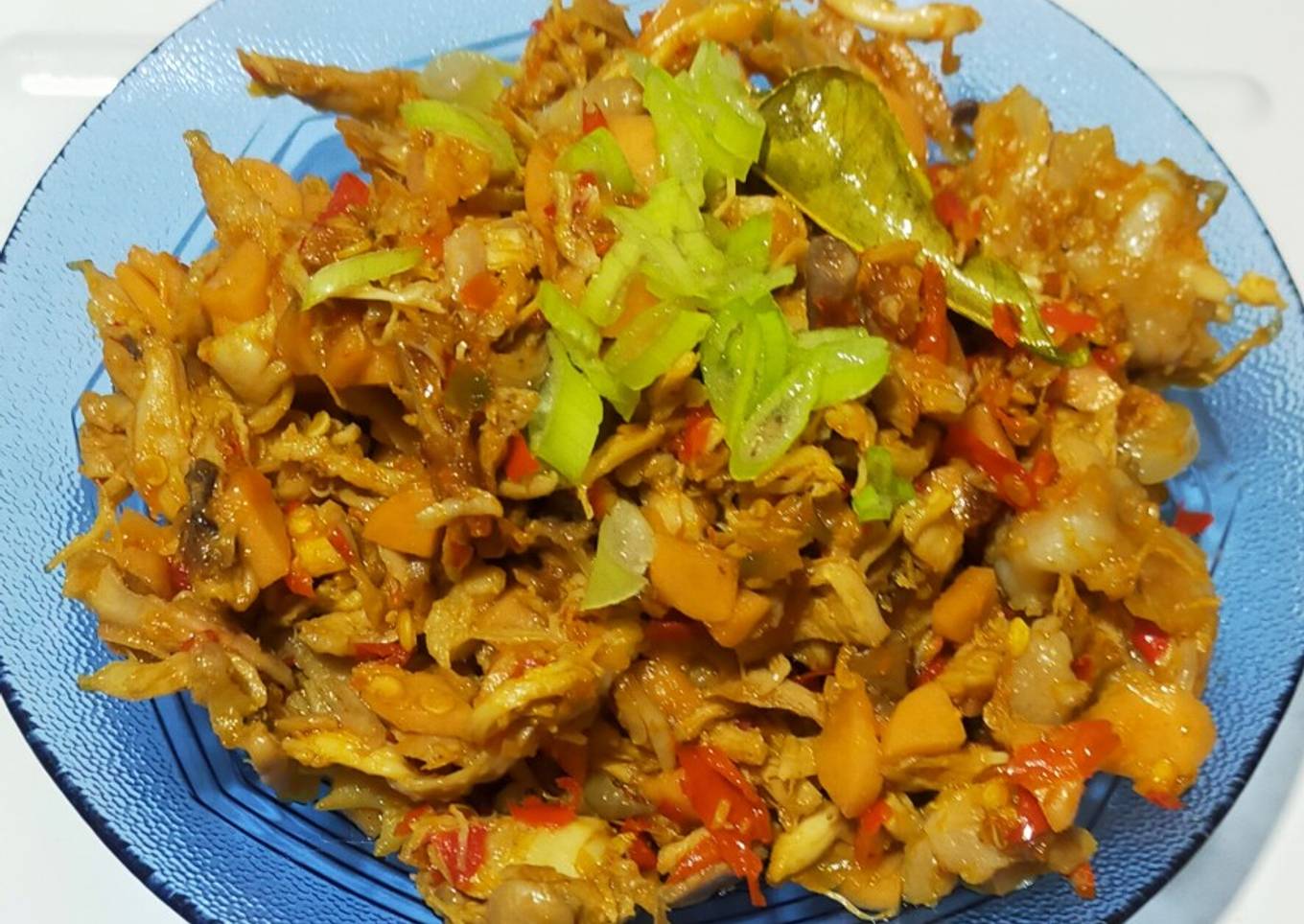 Ayam suwir dan sosis bumbu pedas