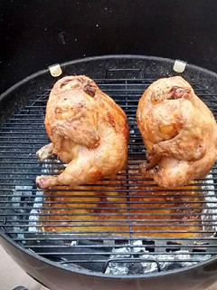 Una foto de Pollo a la cerveza en barbacoa