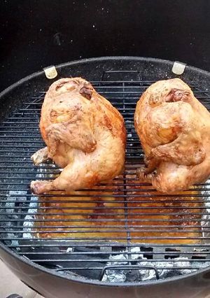 Una foto de Pollo a la cerveza en barbacoa
