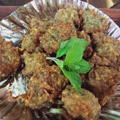 A picture of Green Moong dal pakoda.