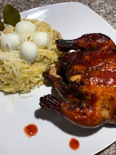 Una foto de Codorniz en salsa BBQ de moras con Risotto de Hongos